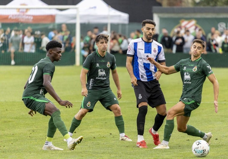 Suleiman, Solorzarno y Mario García intentan capturar el balón ante la presión de un jugador del Avilés