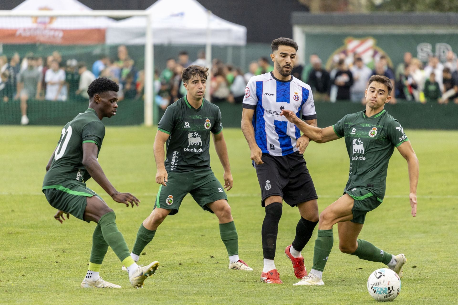 Suleiman, Solórzano y Mario García intentan capturar el balón ante la presión de un jugador del Avilés.