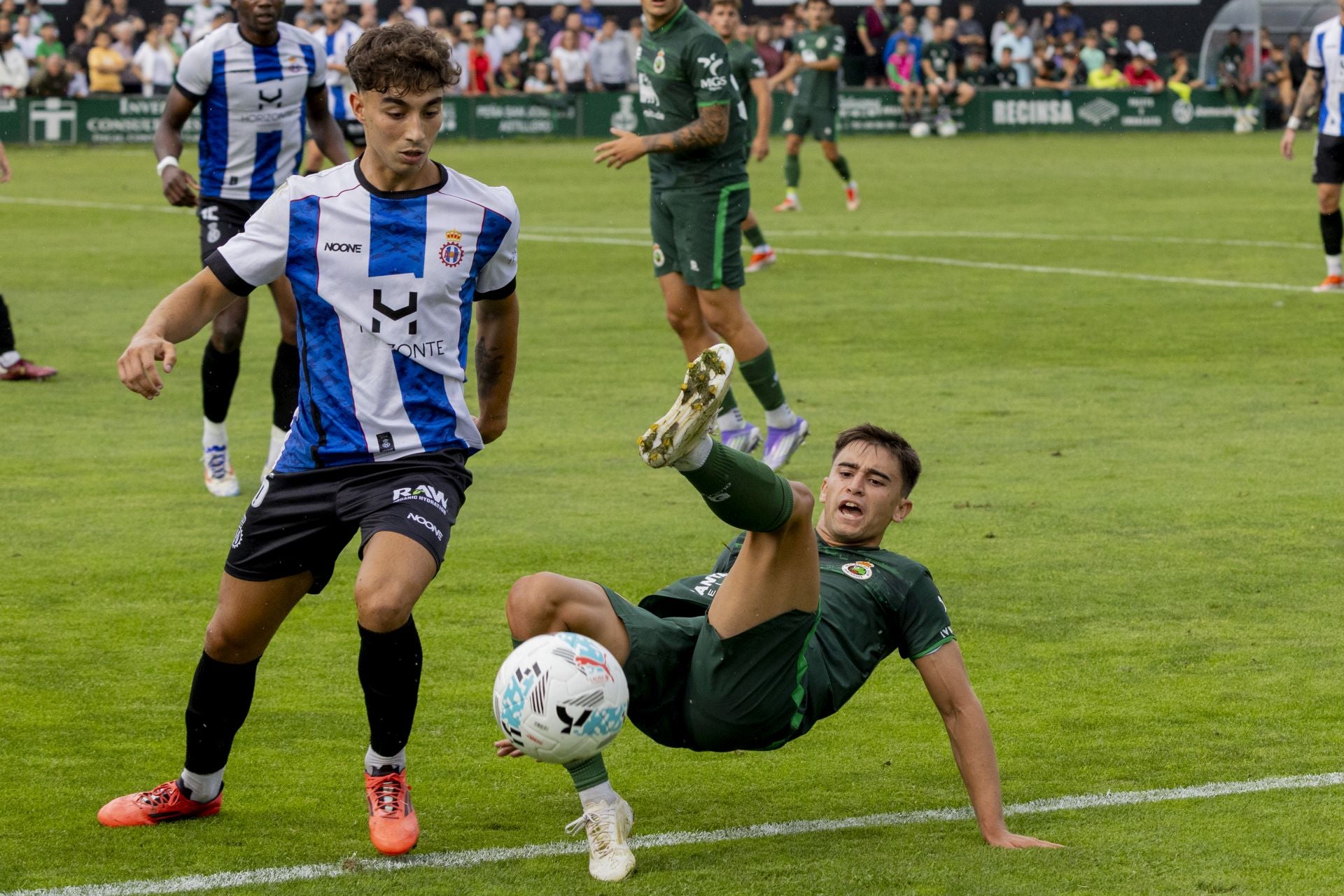 Mario García lucha por hacerse con el balón.