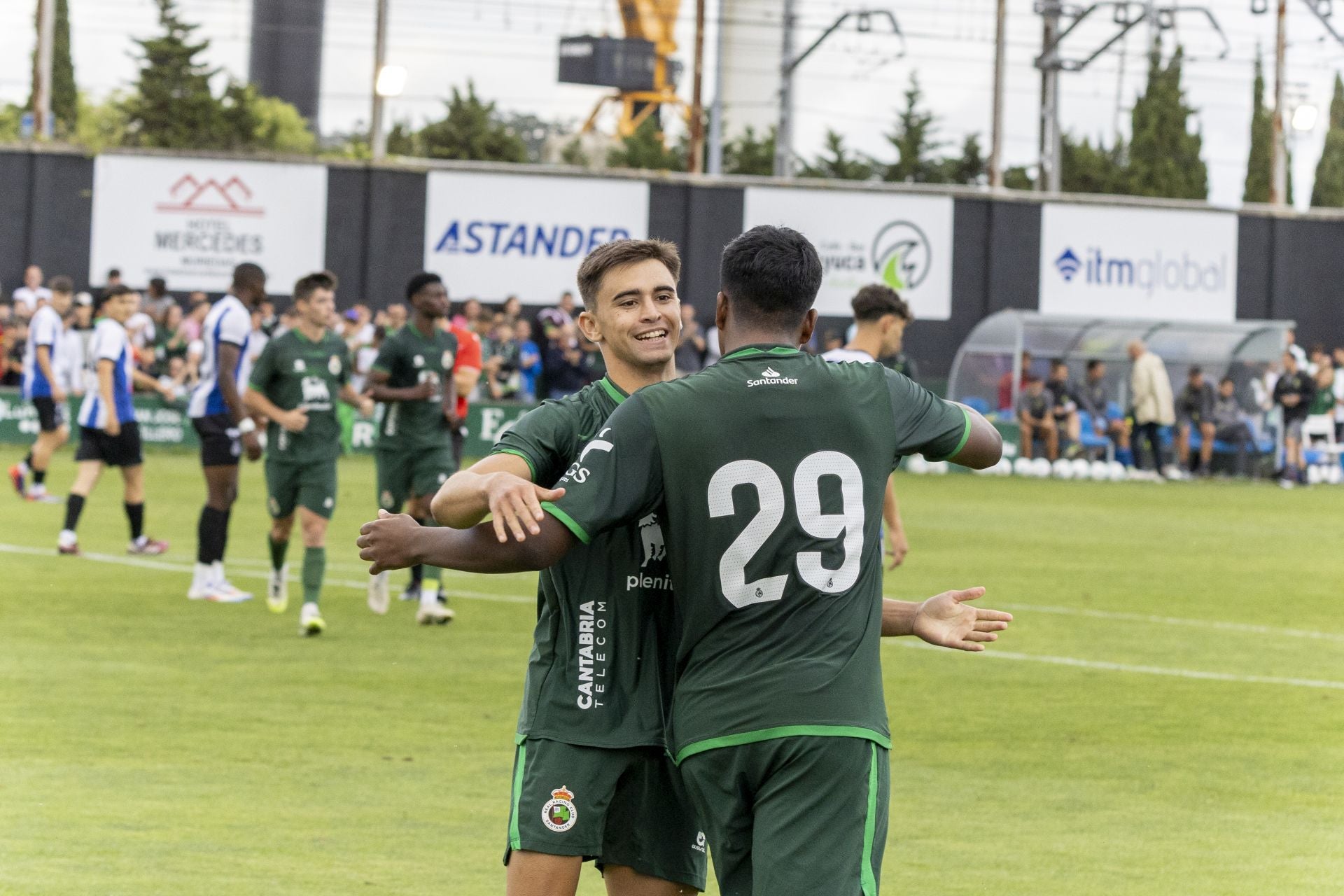 Mario García abraza y felicita a Jeremy por su tanto.