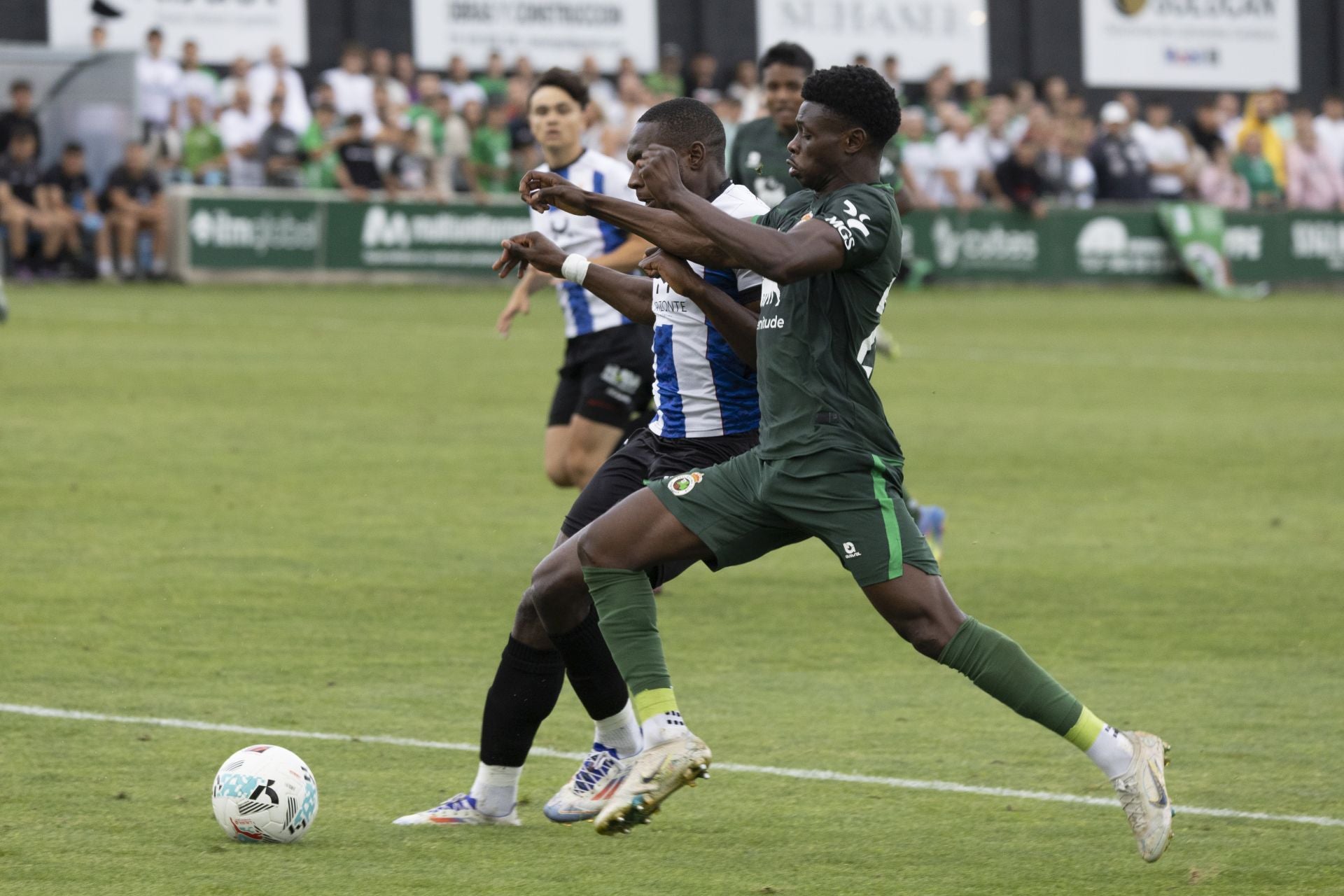 Suleiman Camara, del Racing, pugna por el balón.