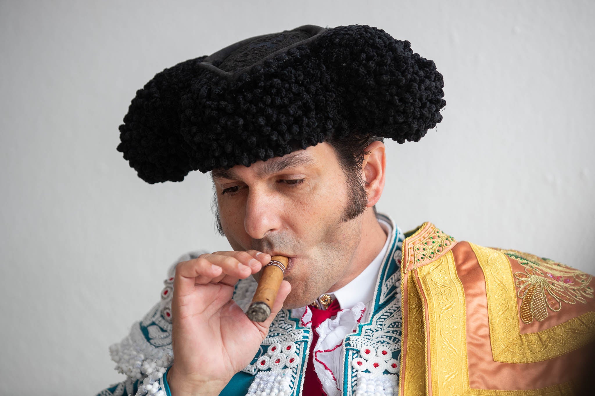 Morante de la Puebla se fuma un puro antes de hacer el paseíllo.