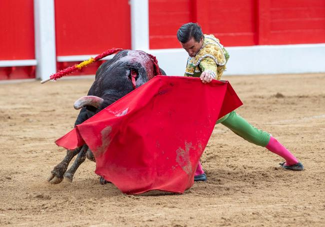 Doblón de Juan Ortega en el final de la faena al primero de su lote.