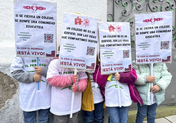 Alumnos del colegio El Pedregal protestan este invierno ante el cierre del centro educativo.
