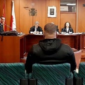 El acusado, sentado, durante la primera sesión del juicio celebrado en la Audiencia Provincial de Cantabria.