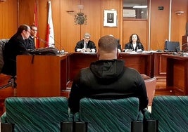 El acusado, sentado, durante la primera sesión del juicio celebrado en la Audiencia Provincial de Cantabria.