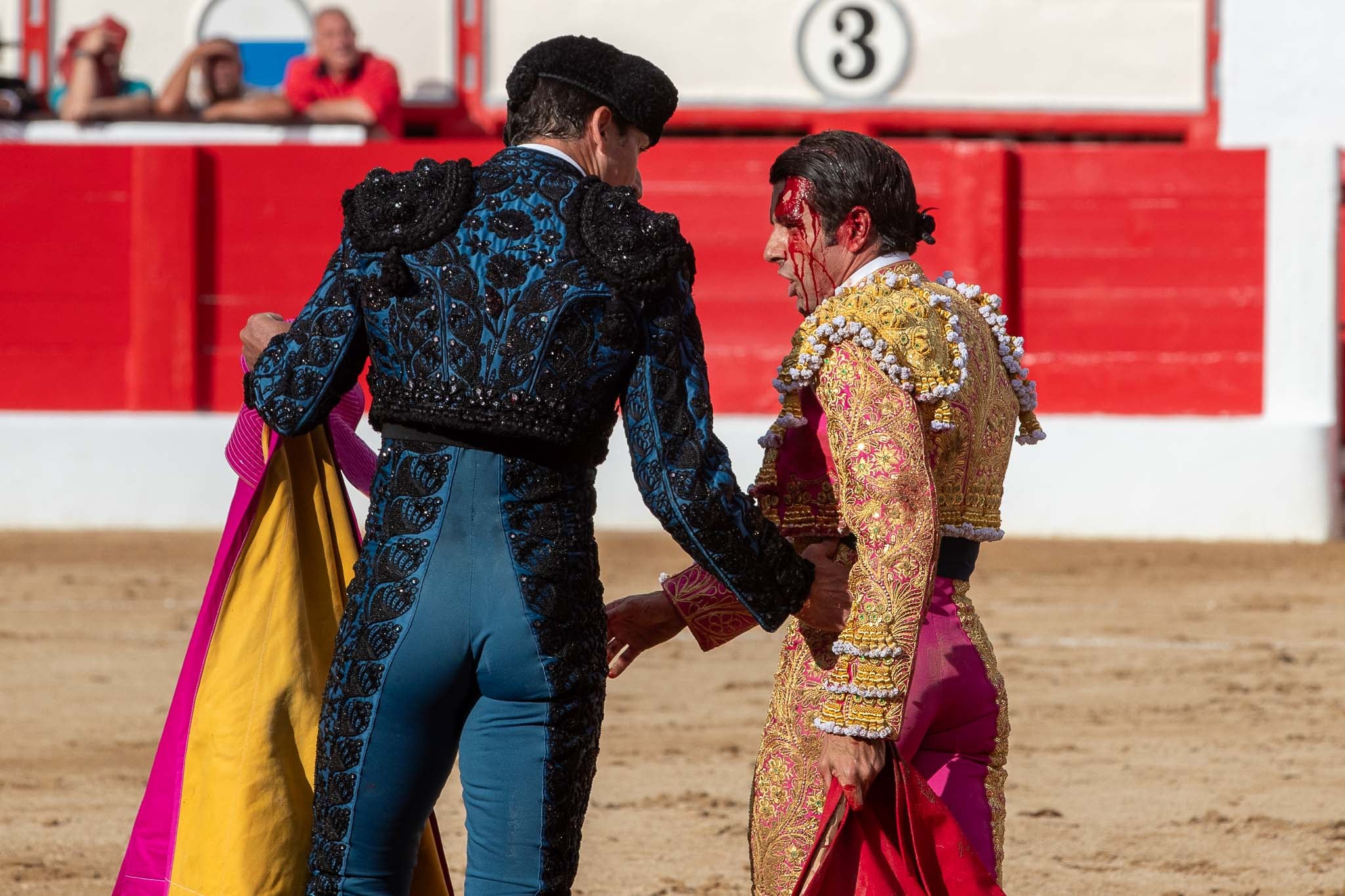 Emilio de Justo, bañado en sangre, después de su cogida.