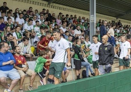 Arana, con muletas en La Planchada antes del partido ante el Eibar.