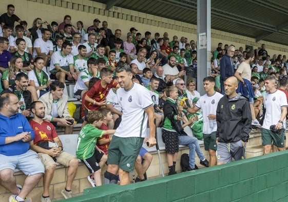 Arana, con muletas en La Planchada antes del partido ante el Eibar.
