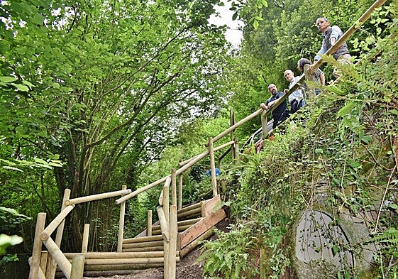 Visita a las actuaciones de mejora de los accesos al río Besaya en la senda fluvial de Los Corrales.