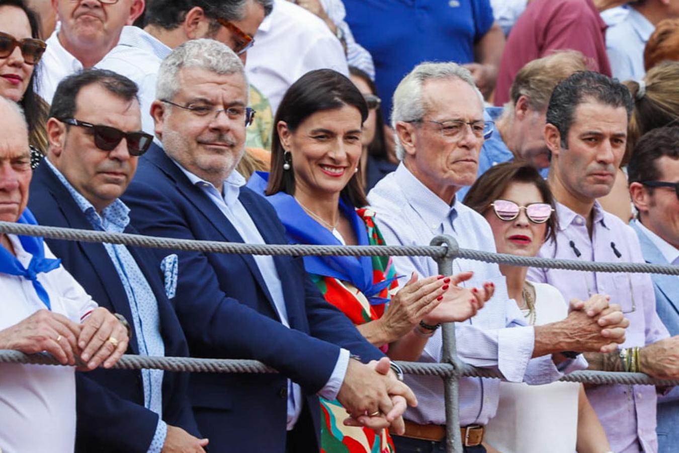 El subdirector territorial Norte de Unicaja, Rafael Álvarez; el director territorial norte de Unicaja, Luis Taboada Fernández; la alcaldesa de Santander, Gema Igual; el exmatador de toros y empresario mexicano, Alejandro Silveti; su esposa, Verónica Puente; y el empresario mexicano Jaime Hirschfeld. 