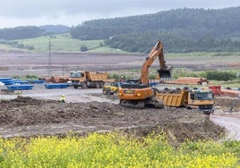 Una excavadora trabaja en las obras de construcción del área logística de La Pasiega.