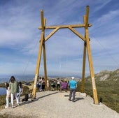 Visitantes, en torno al columpio gigante que se levantó en los Pozos de Noja como recurso turístico.