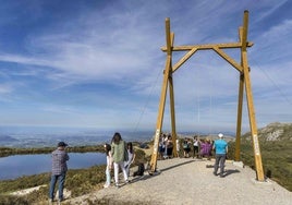 Visitantes, en torno al columpio gigante que se levantó en los Pozos de Noja como recurso turístico.
