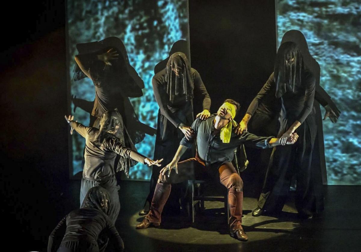 Intérpretes de la compañía de danza de Ribadedeva, sobre el escenario.