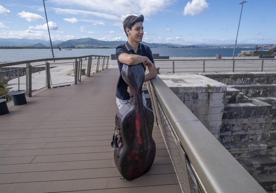 Lozano, con su inseparable compañero, el violonchelo, aprovechará su día libre para ir a la playa y pasear por el centro de la ciudad.