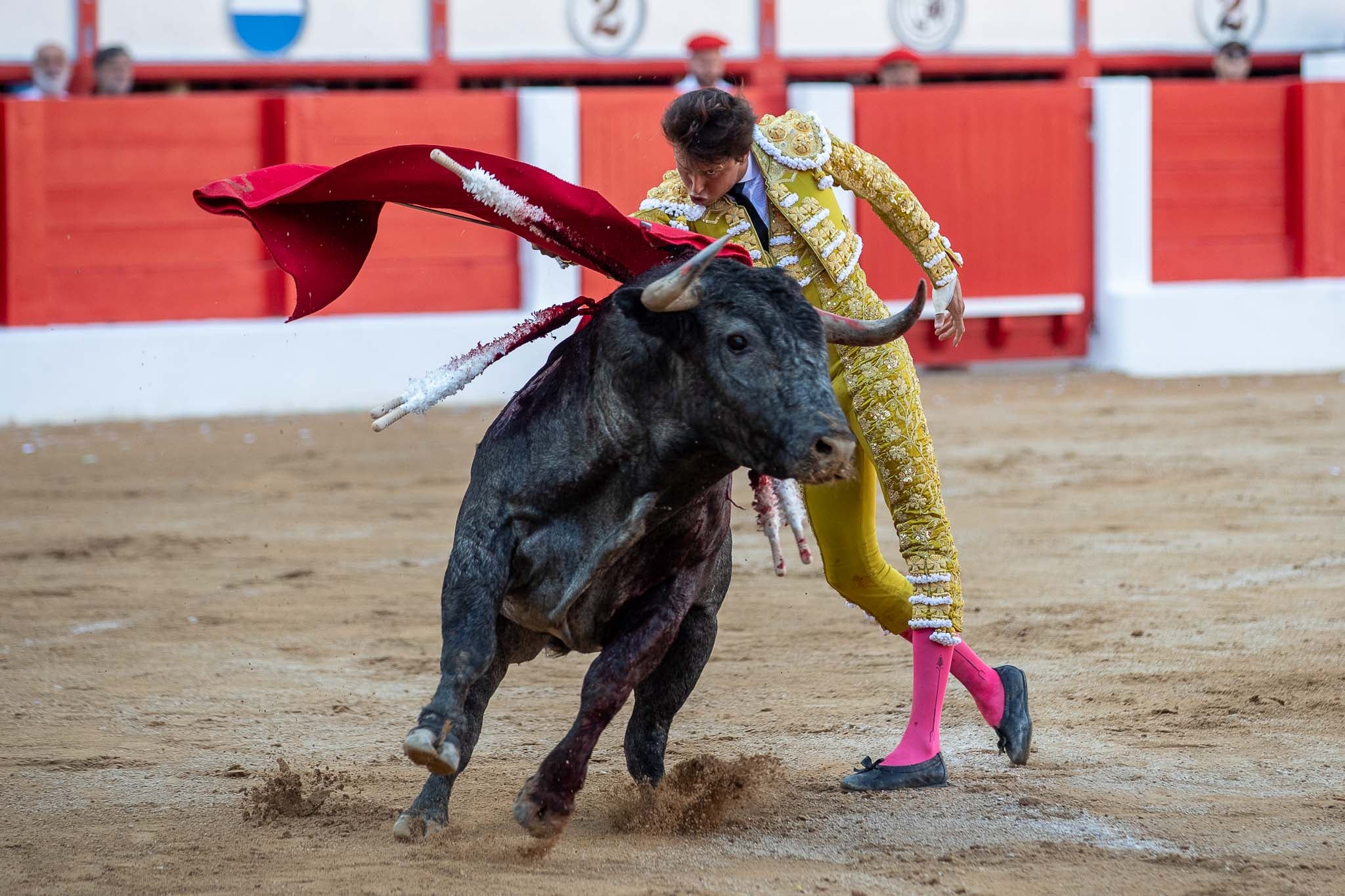Roca Rey en un pase de pecho.