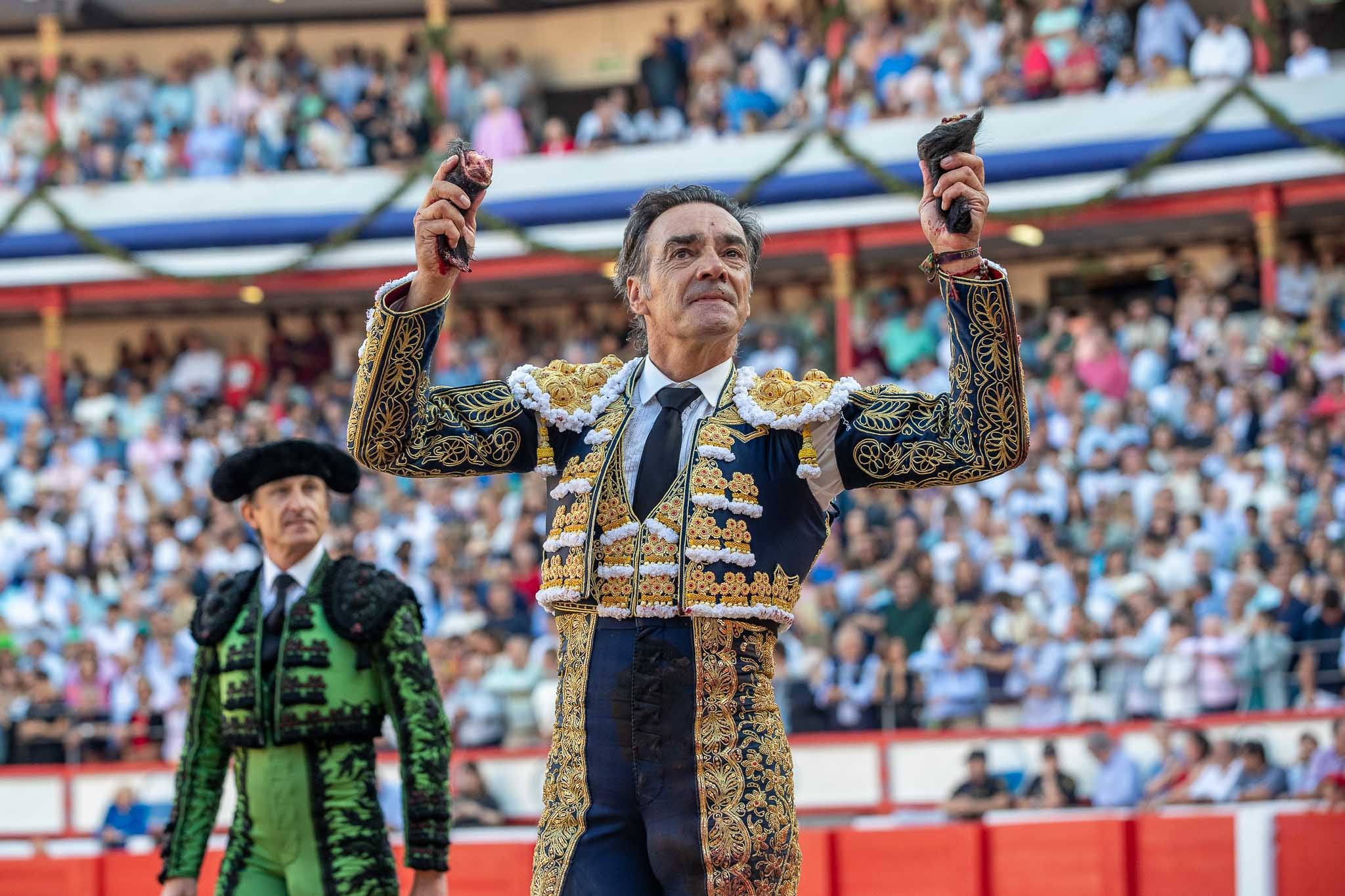 El Cid pasea las dos orejas.