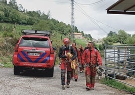 Los tres espeleólogos de Tarragona ya están fuera de la cueva Cueto-Coventosa