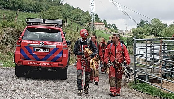 Los tres espeleólogos de Tarragona ya están fuera de la cueva Cueto-Coventosa