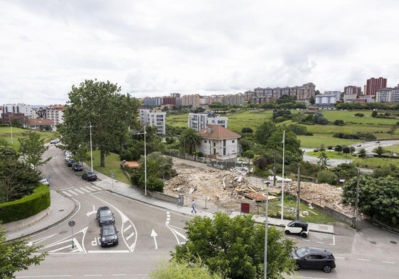 La casa derribada está entre la calle Ernest Lluch y la calle La Torre y allí levantará Robera 2000 entre 100 y 125 viviendas.
