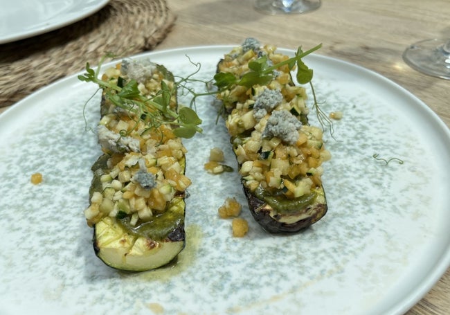 Sugerencia del chef: calabacín a la brasa acompañado de pesto, vinagreta de melocotón y queso Picón Bejes Tresviso.