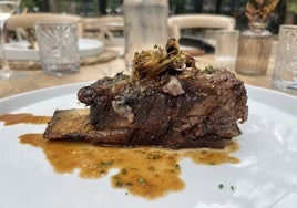 Costilla de vacuno a la brasa y salsa barbacoa japonesa.