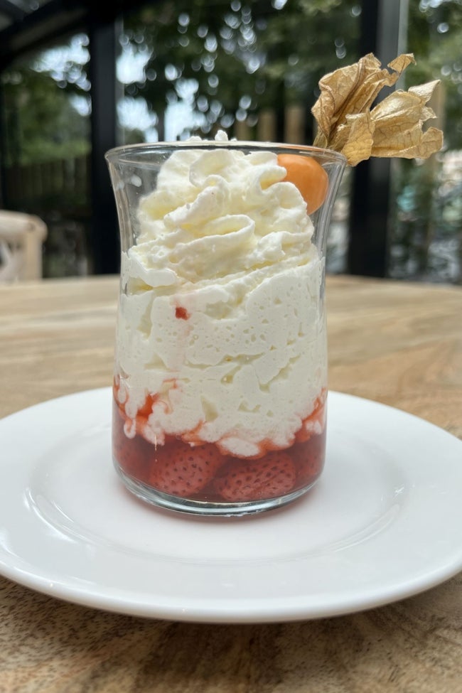 Fresas con un toque de brasa y espuma infusionada.