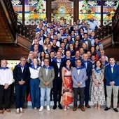Foto de familia con la alcaldesa de Santander, Gema Igual, y el resto de alcaldes invitados a la comida celebrada ayer en el Casino.