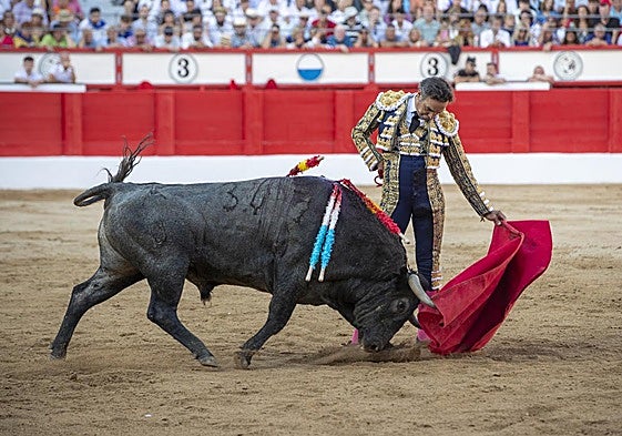 Relajado natural de El Cid en la faena al cuarto de la tarde, en la que cortó dos orejas.