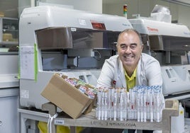Para Marcos López Hoyos, director científico del Idival, el laboratorio es como una segunda casa.