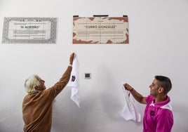 Fidel San Justo 'Curro González' y José Miguel Álvarez, ayer, al descubrir la placa.
