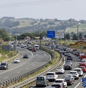 Los vehículos, casi parados a la altura de la salida de Polanco en sentido a Santander, ayer a eso de las doce del mediodía.