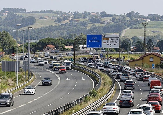Los vehículos, casi parados a la altura de la salida de Polanco en sentido a Santander, ayer a eso de las doce del mediodía.