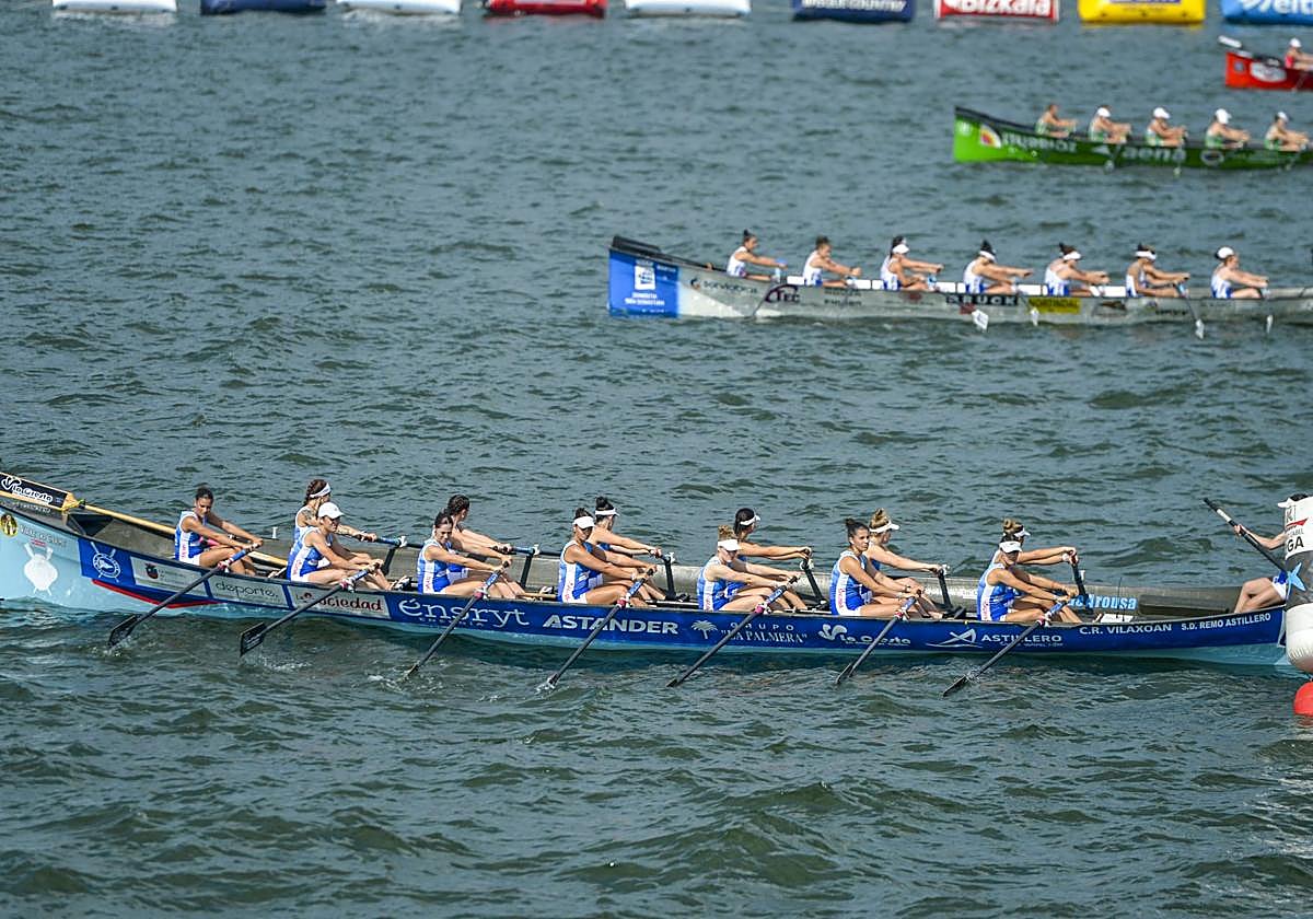 La trainera de Astillero, en primer término antes de la salida de la primera tanda.