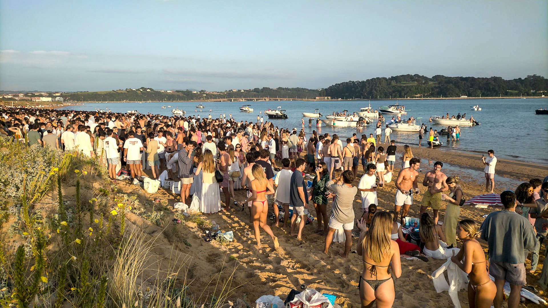 La quedada de los jóvenes deja en El Puntal restos de botellón y suciedad.