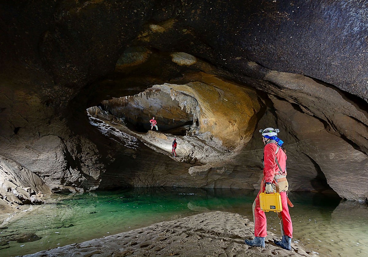 Una de las galerías de la magnífica cueva de Coventosa en Arredondo.