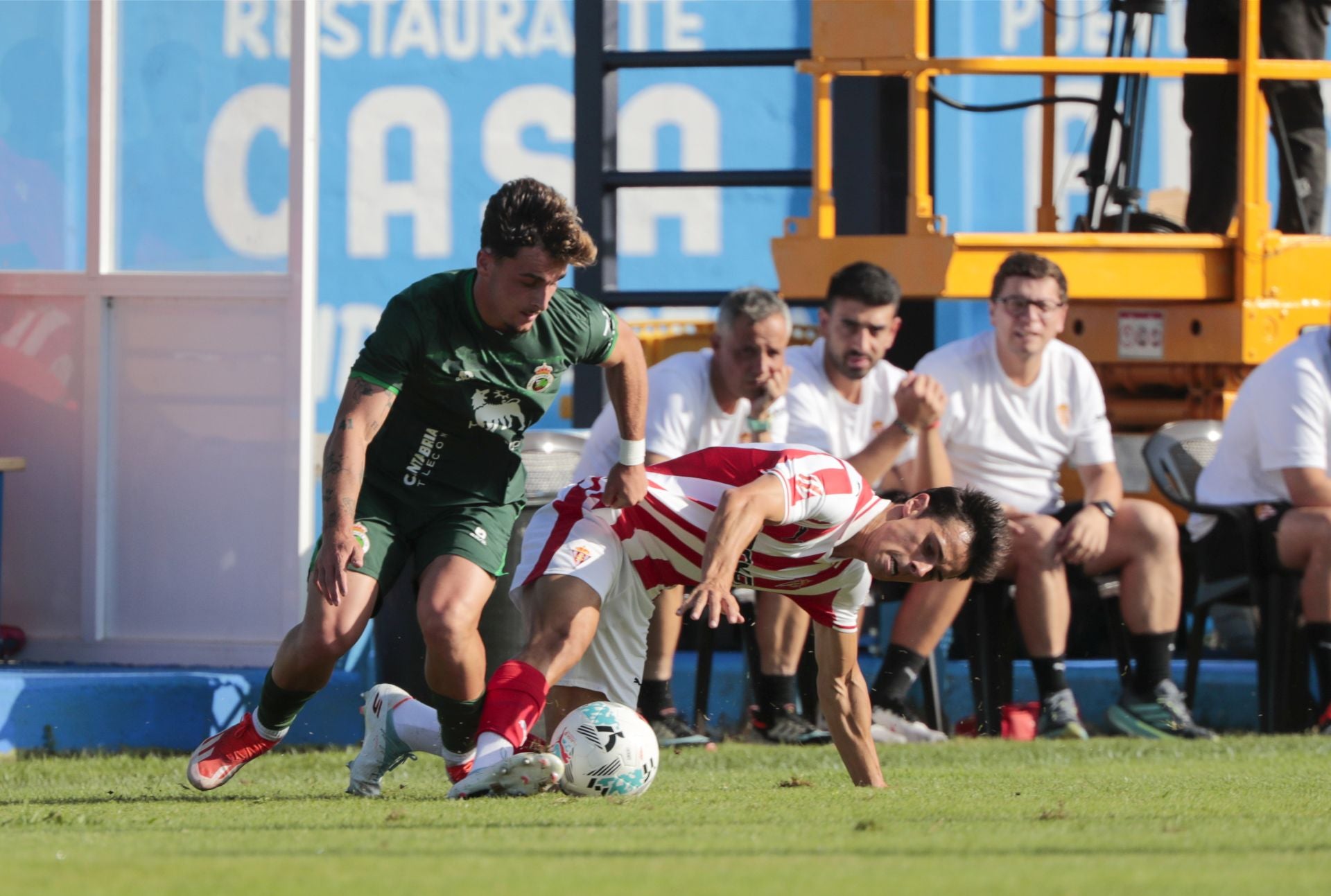 Yeray disputa el balón con el rival prácticamente en el verde del Marqués de la Vega de Anzo.