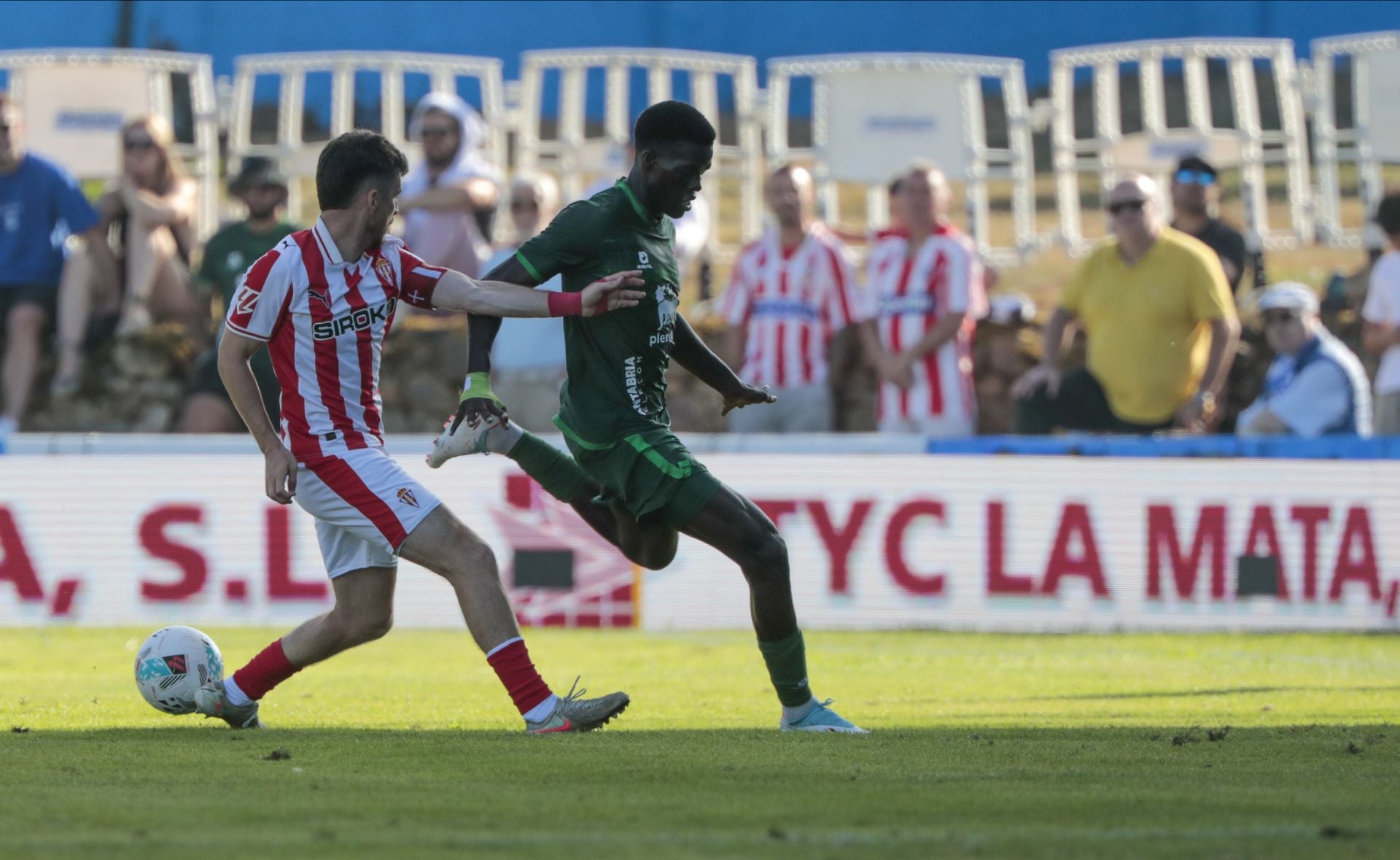 Maguette en un lance de juego durante el partido.