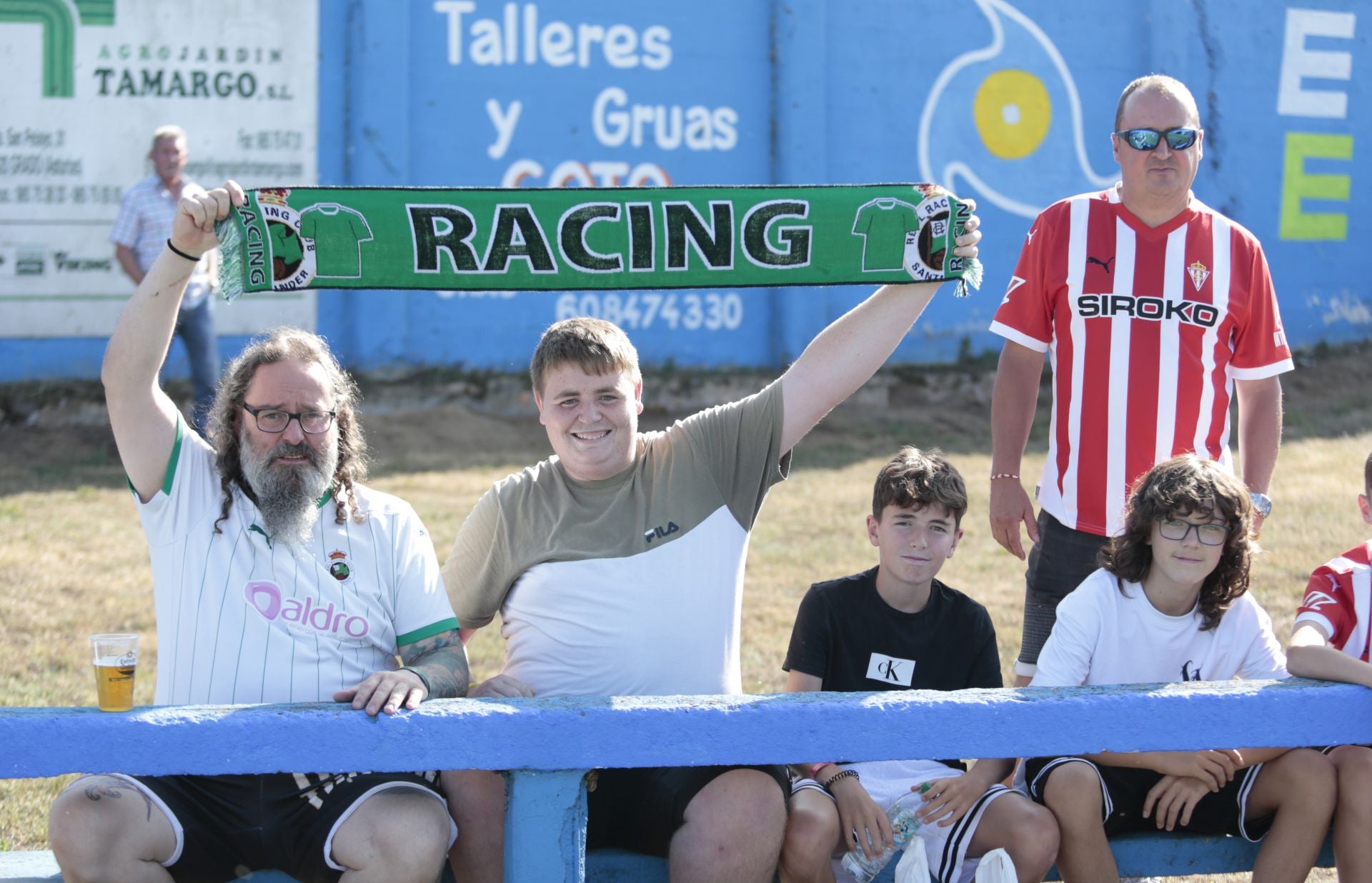 El estadio Marqués de la Vega de Anzo, en Grado, contó con la presencia de varios racinguistas.