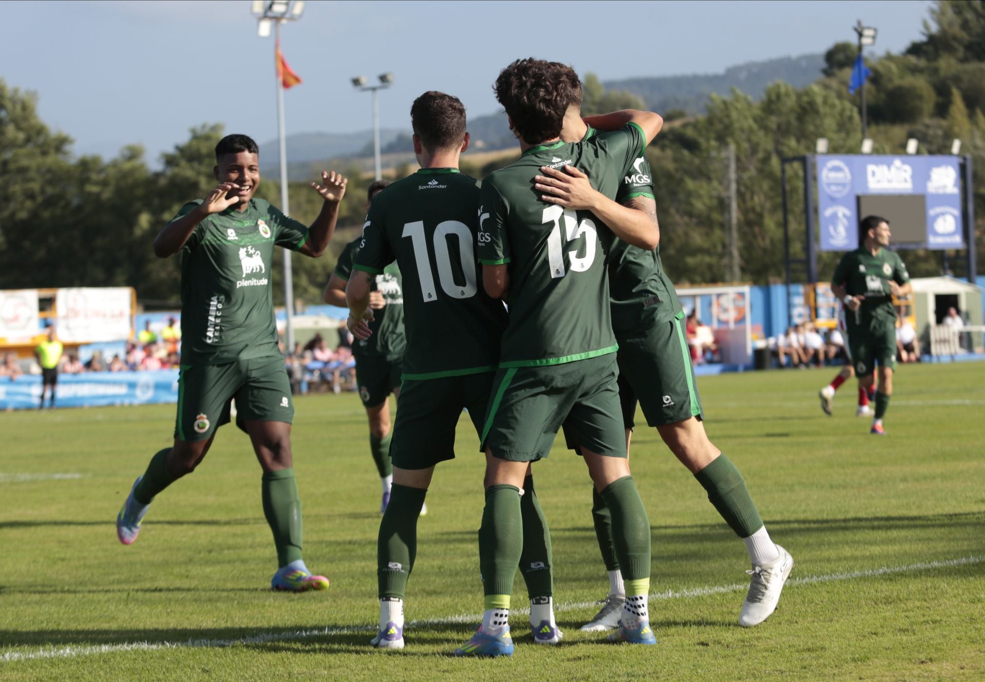 El Racing, como una piña, celebra el tanto anotado.