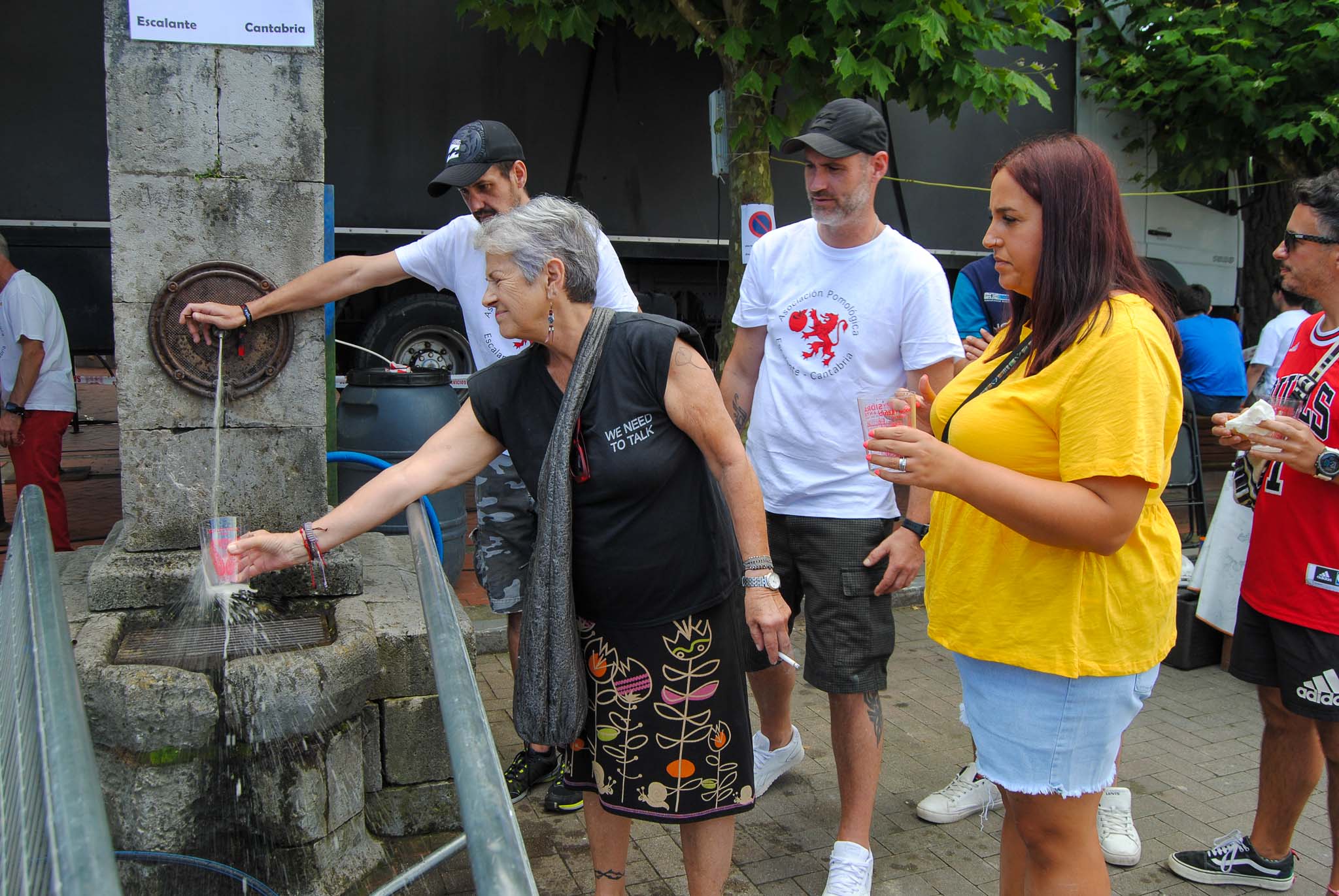 La fuente del pueblo emanó sidra elaborada en el lagar municipal.