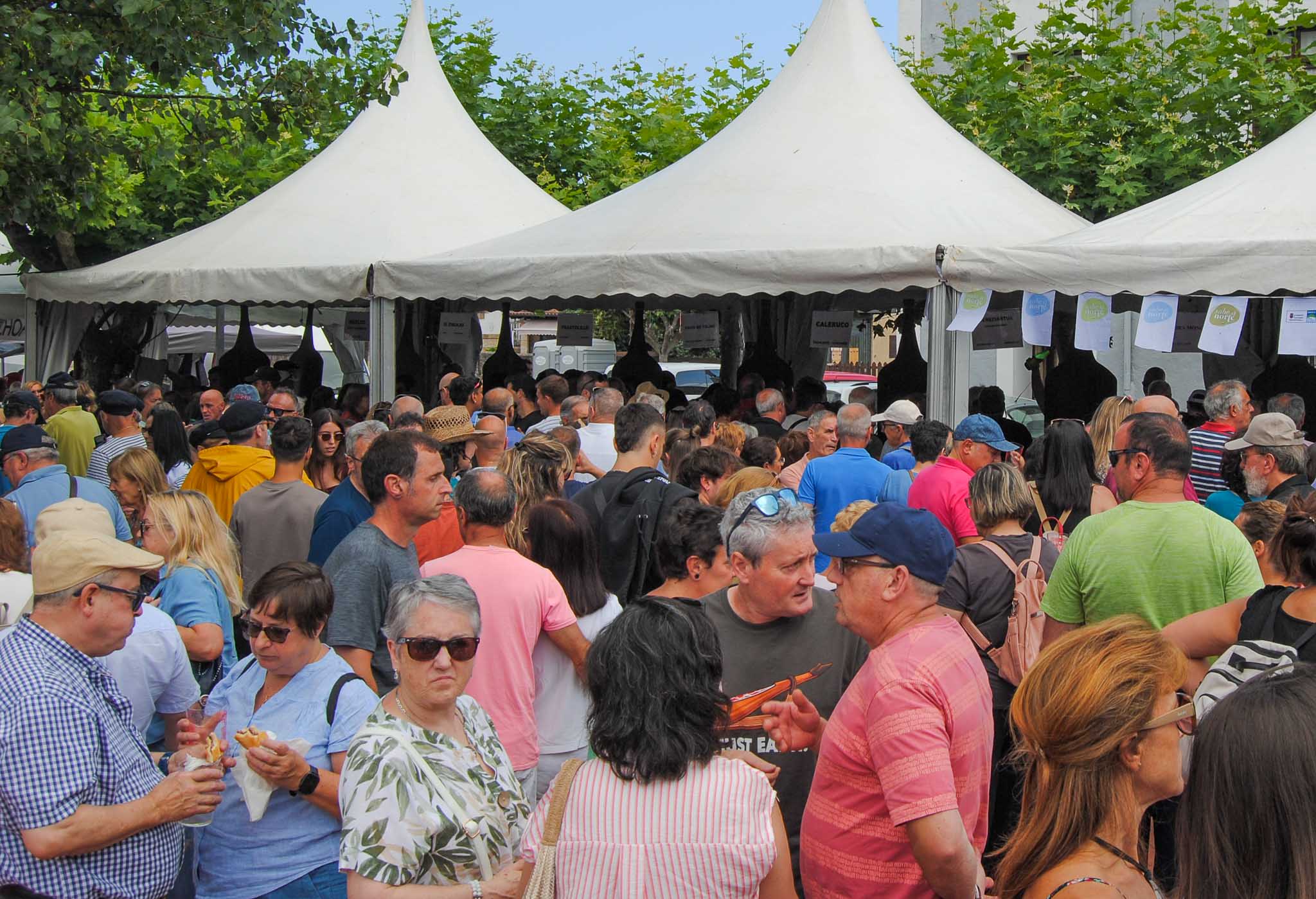 La plaza se quedó pequeña para acoger a los miles de asistentes que acudieron a degustar la bebida y disfrutar del ambiente.