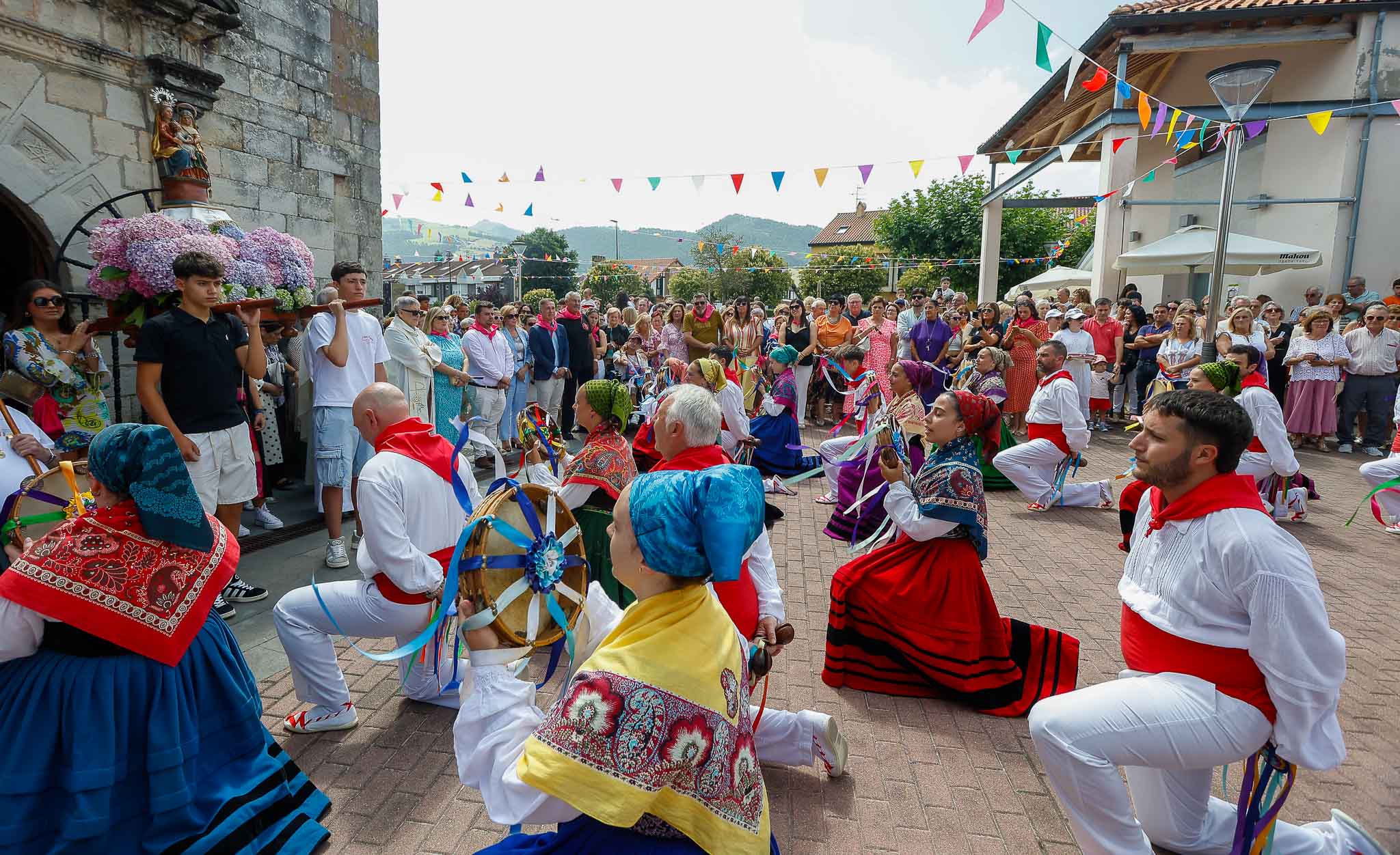La Agrupación de Danzas 'Virgen de las Nieves' durante su actuación.