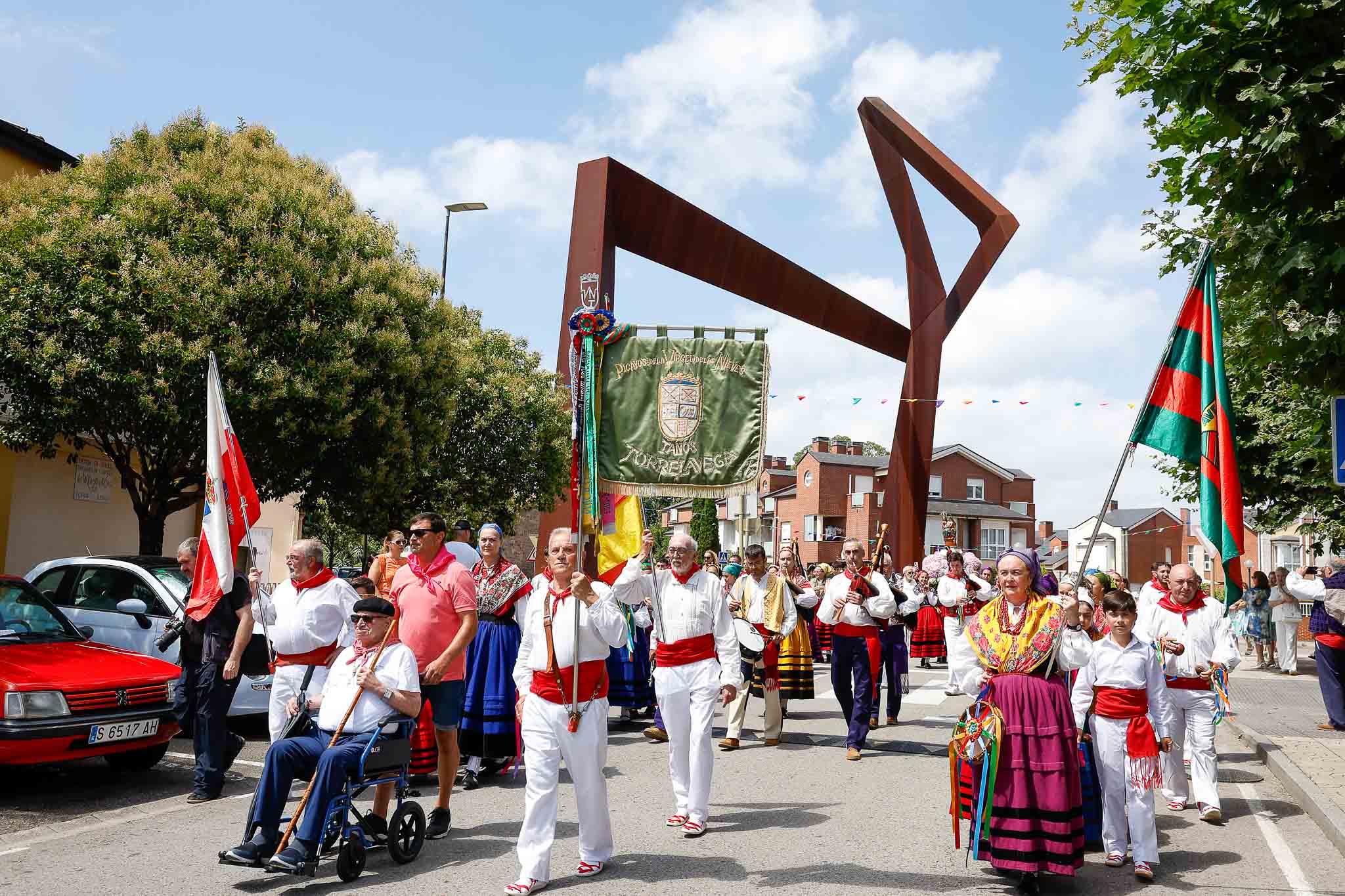 El persidente de la escuela de danzas, Miguel Guerra, encabezó la procesión.