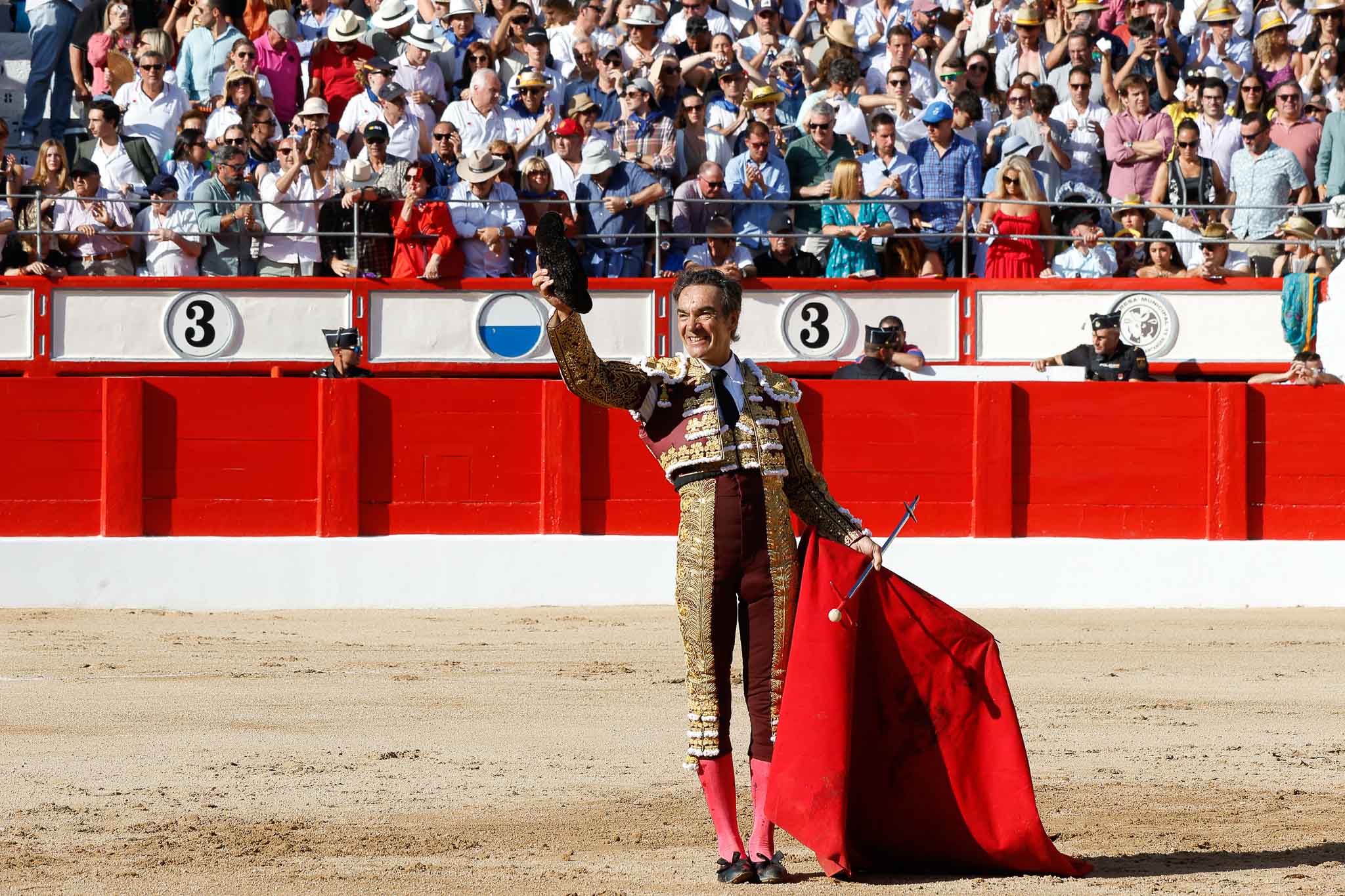 El Cid saluda tras caer el primer de su lote. 