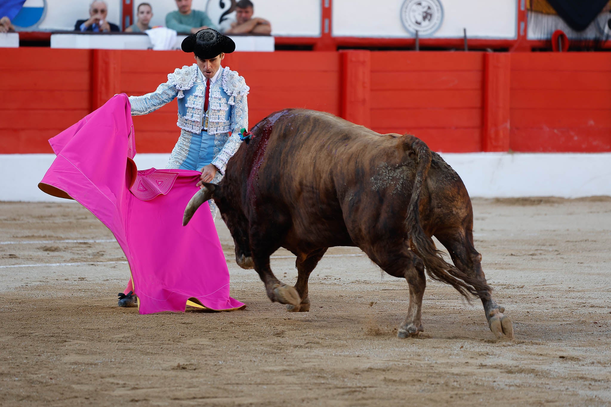 Pase con el capote de Juan Ortega.
