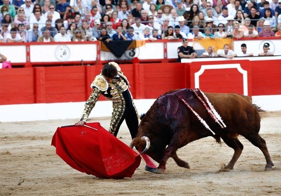 Derechazo de Roca Rey al tercero de la tarde.