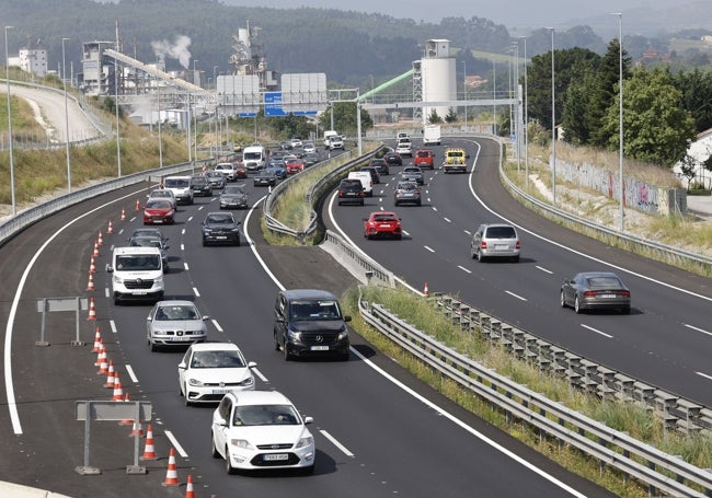 Los coches, junto al punto en el que desaparece uno de los carriles.