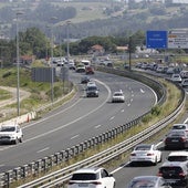 Los vehículos casi parados en la salida de Polanco tras atravesar el nuevo ramal de Torrelavega.